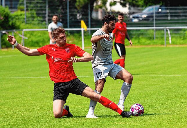 Für den SC Gottmadingen-Beitingen gibt Luca Magro (links) immer in die Vollen. Hier in einem Testspiel im Juni 2021 gegen den TSV Singen ...