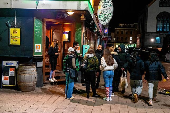 Auch vor dem Irish Pub wird am Eingang kontrolliert.