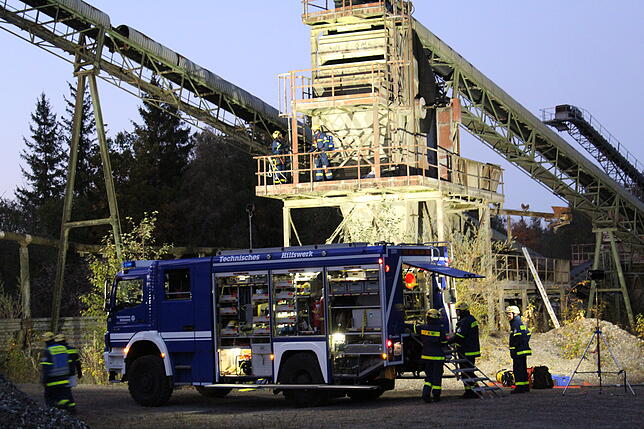 Die Rettung eines Verletzten vom Siebturm des Kaliwerks stellte eine besondere Herausforderung für die Helfer dar. Bild: Reinhold Buhl