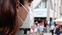 Die Maske als Symbol der Corona-Pandemie: Eine Frau trägt in der Überlinger Münsterstraße eine FFP2-Maske (Symbolfoto).