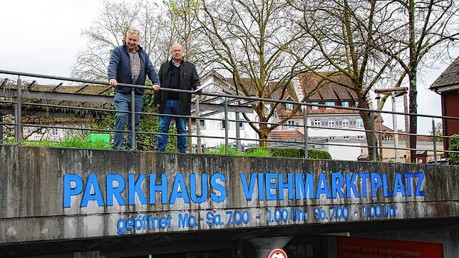 Auf dem Dach der Tiefgarage: Gerd Jacobshagen (links) und Michael Schüz sind Erbbaurechtsnehmer in der Tiefgarage Viehmarktplatz. Mit ...