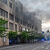 Spektakuläre Szenen am frühen Dienstagmorgen, 2. Juli, beim Edeka in der Reichenaustraße in Konstanz: Der Rauch aus dem Parkhaus ...