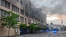 Spektakuläre Szenen am frühen Dienstagmorgen, 2. Juli, beim Edeka in der Reichenaustraße in Konstanz: Der Rauch aus dem Parkhaus ...