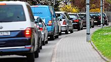 (Archivbild von April 2024) Die Riedstraße Richtung Wollmatingen Ortsmitte: Beim Linksabbiegen an der Kreuzung zur Brandenburger Straße ...