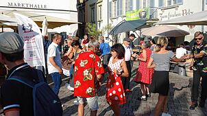 Ende April ist es wieder soweit: Einmal im Monat treffen sich Boogie-Woogie-Tänzer auf dem Landungsplatz, hier im vergangenen Jahr. ...