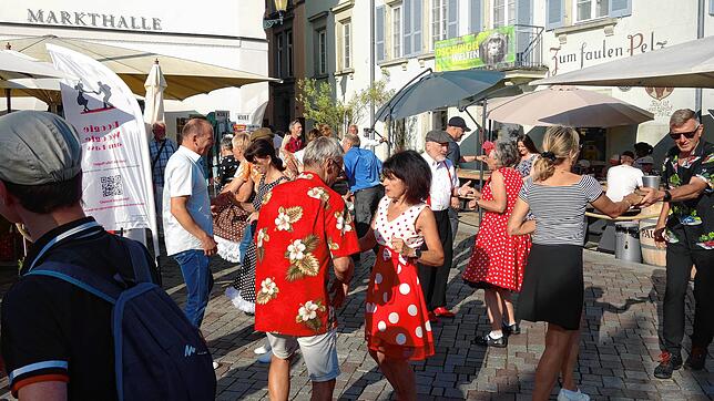 Ende April ist es wieder soweit: Einmal im Monat treffen sich Boogie-Woogie-Tänzer auf dem Landungsplatz, hier im vergangenen Jahr. ...