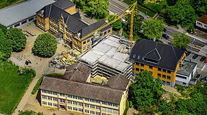 Unbekannte werfen Steine auf die Fenster der Stockacher Grundschule und verursachen so einiges an Schaden.