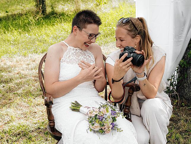 Lara Büttner (links) lässt sich von Fotografin Anni Fink die Bilder des Fotoshootings zeigen.