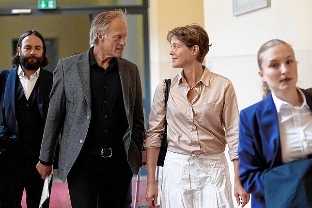 Christina Block (2.v.r.), deutsche Gastronomin und Unternehmerin, kommt mit Gerhard Delling (2v.l.), ehemaliger Fernsehmoderator und ...