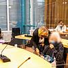 Die angeklagte 84 Jahre alte Frau sitzt im Saal des Landgericht Konstanz.
