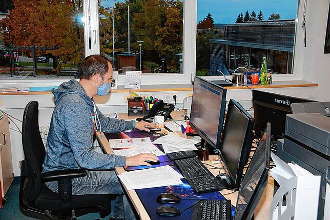 Im Rektorat gilt auch für Konrektor Lothar Reiner Maskenpflicht. Bei seiner Arbeit am Schreibtisch geht er als gutes Beispiel für die ...