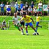 Yannick Bartmann (links, DJK Donaueschingen) im Duell mit Zaid Ouaret Sorr vom FC Singen 04. Keine der Mannschaften konnte das Spiel für ...