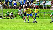 Yannick Bartmann (links, DJK Donaueschingen) im Duell mit Zaid Ouaret Sorr vom FC Singen 04. Keine der Mannschaften konnte das Spiel für ...