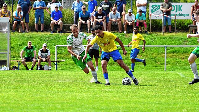 Yannick Bartmann (links, DJK Donaueschingen) im Duell mit Zaid Ouaret Sorr vom FC Singen 04. Keine der Mannschaften konnte das Spiel für ...