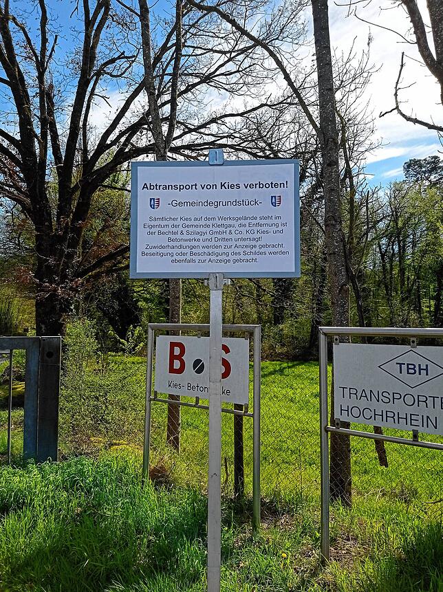 Mit einem Schild macht die Gemeinde Klettgau alle Kunden des Kieswerks darauf aufmerksam, dass der Abtransport von Kies verboten ist.