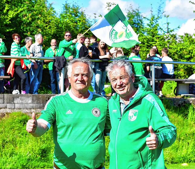Stolze Veteranen: Uwe Ebner (links) und Wolfgang Gampp waren bei den Aufstiegen 1983 und 1990 selbst noch am Ball.
