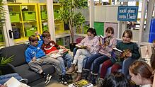 Von Fußball bis Fantasy: Die Leseecke der Schulbibliothek bietet den Schülerinnen und Schülern Platz zum gemütlichen Schmökern in ihren ...