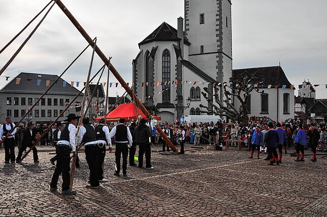Bild 12: Beste Einblicke zum Narrenbaumsetzen in Markdorf – so feiert die Stadt!