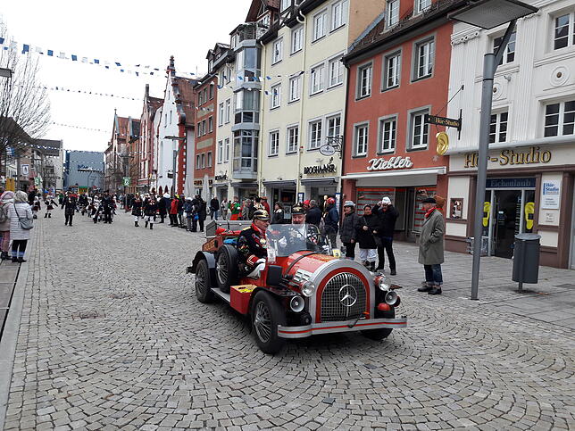 Da kommen sie, die Anführer des Katzenzuges im Oldtimer.