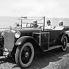 Carl, Sophie (Mitte) und Tochter Hildegard Denk in Carls Wagen Ende der 1920er Jahre an der Nordsee. In diesem Auto, gesteuert von ...