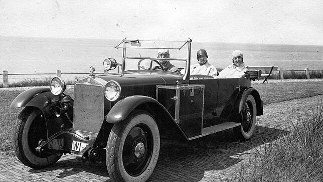 Carl, Sophie (Mitte) und Tochter Hildegard Denk in Carls Wagen Ende der 1920er Jahre an der Nordsee. In diesem Auto, gesteuert von ...