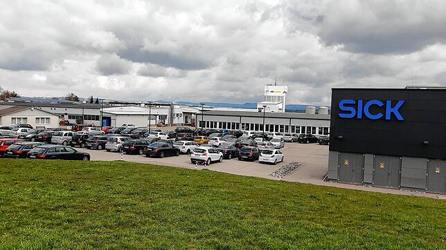 Leer ist der Autoparkplatz auf dem Betriebsgelände der Firma Sick in Donaueschingen keineswegs. Dennoch sind aktuell rund 70 Prozent der ...