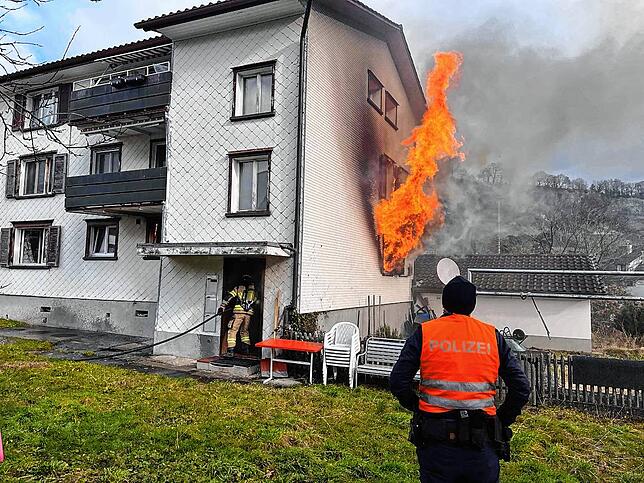 Am Donnerstag ist in einem Mehrfamilienhaus in Thal ein Brand entdeckt worden. Die Brandursache wird untersucht.