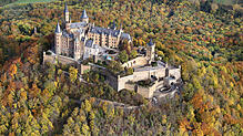 Mächtig thront die Burg Hohenzollern am Rande der schwäbischen Alb bei Hechingen. Sie gilt als Wahrzeichen der Region Zollernalb.
