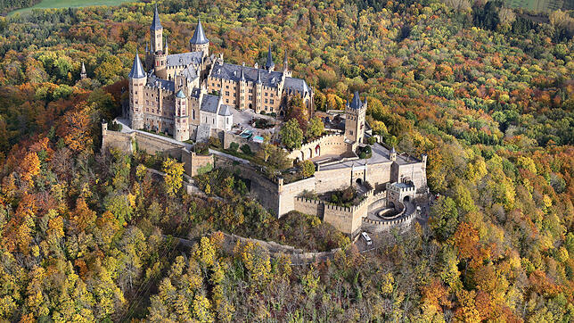 Mächtig thront die Burg Hohenzollern am Rande der schwäbischen Alb bei Hechingen. Sie gilt als Wahrzeichen der Region Zollernalb.