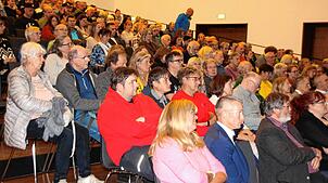 Hunderte Besucher verfolgten die öffentliche Gemeinderatssitzung in der Stadthalle, die sich einzig mit der Flüchtlingssituation in der ...