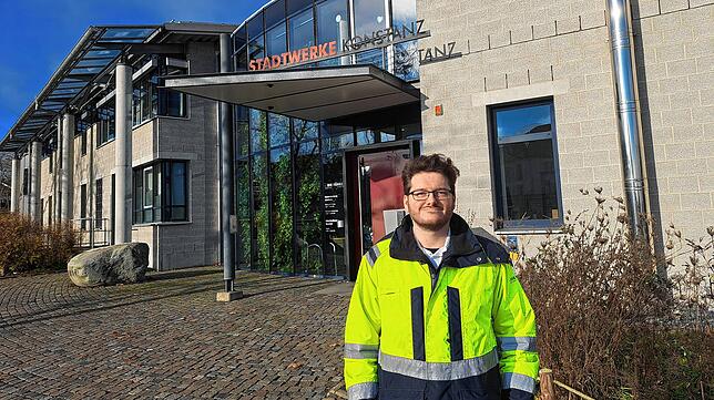 Alexander Boos vor dem Gebäude der Stadtwerke Konstanz.