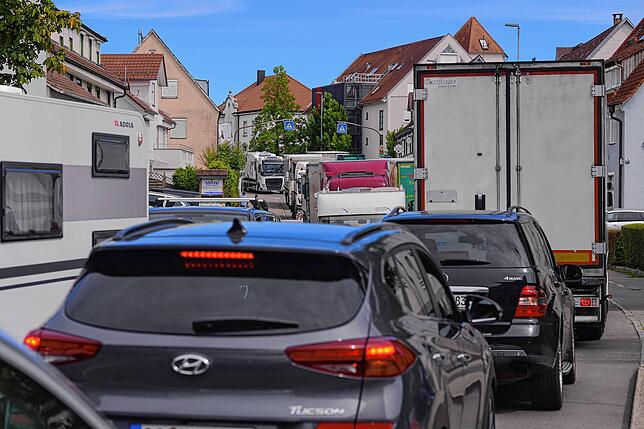 Noch vor wenigen Jahren ein gewohnter Anblick in Fischbach: Der Verkehr auf der B31 staut sich 2020 nach einem Unfall durch den ganzen Ort.