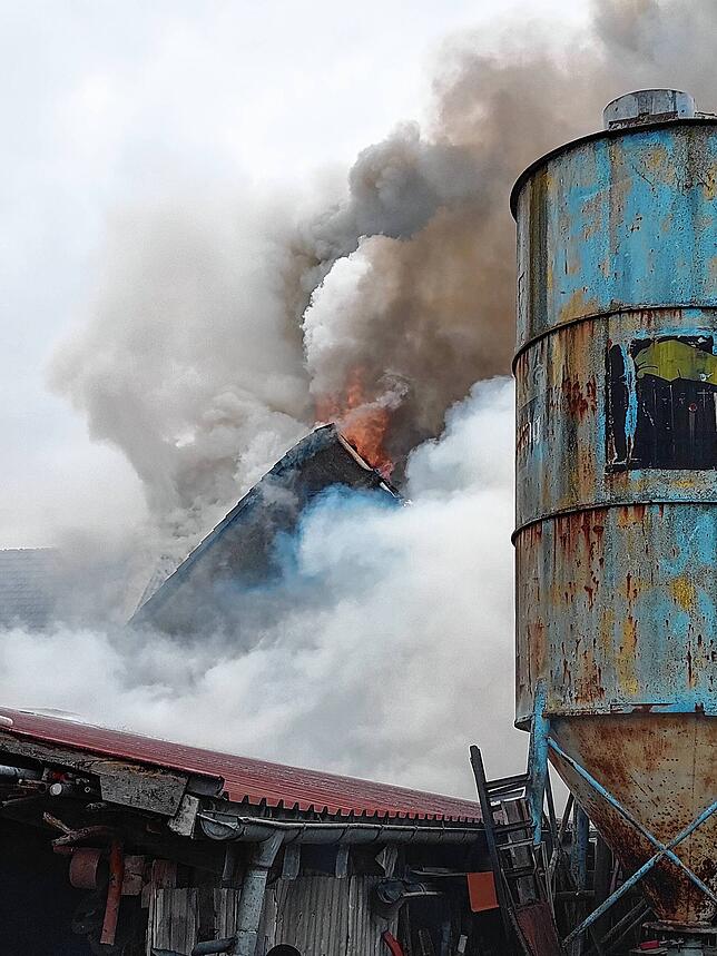 Auch im hinteren Bereich schlugen massive Flammen aus dem Gebäude und der Giebel drohte einzustürzen.
