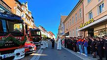 Nach dem Gottesdienst sprechen Diakon Ulrich Aeschbach und Pfarrer Thomas Huber einige Worte, bevor Huber die drei Fahrzeuge ebenso wie ...