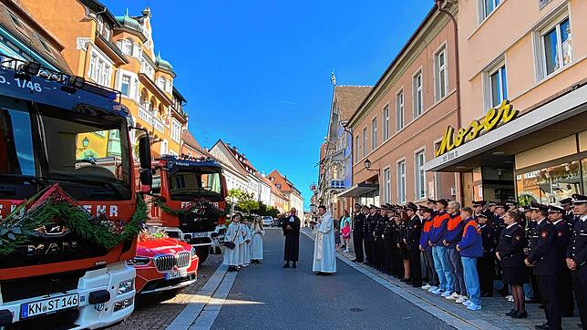 Nach dem Gottesdienst sprechen Diakon Ulrich Aeschbach und Pfarrer Thomas Huber einige Worte, bevor Huber die drei Fahrzeuge ebenso wie ...