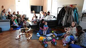 Kinder, Eltern, Großeltern und Hebammen beim Start des Jestetter Familientreffs im Jugendraum im Bahnhofsgebäude. Ein toller Start über ...