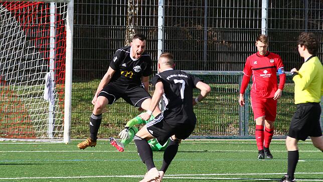 Torjubel: Christian Albiez erzielte den 2:0 Endstand für den FC Wallbach in der Partie beim FV Lörrach-Brombach II und freut sich mit ...