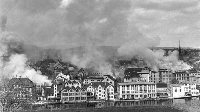 Rauchfahnen stehen über die Innenstadt von Schaffhausen. Amerikanische Bomberpiloten haben versehentlich fast 400 Spreng- und ...