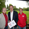 Stefan Spiteri vom Rugby Club Konstanz (links) und Thomas Schmidt von der Spielvereinigung Allmannsdorf (rechts) überreichten ...
