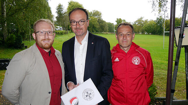Stefan Spiteri vom Rugby Club Konstanz (links) und Thomas Schmidt von der Spielvereinigung Allmannsdorf (rechts) überreichten ...
