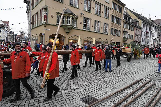 Pünktlich zum Start des Jubiläumswochenendes laufen die Schwenninger Ziegelbuben mit ihrem Narrebaum auf dem Latschariplatz ein.