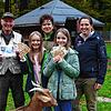 Wildgehege-Mitarbeiter Hubert Rossa, Klara Emmerich, Beata Elzer (ehrenamtliche Mitarbeiterin im Wildgehege), Marlena Emmerich und ...