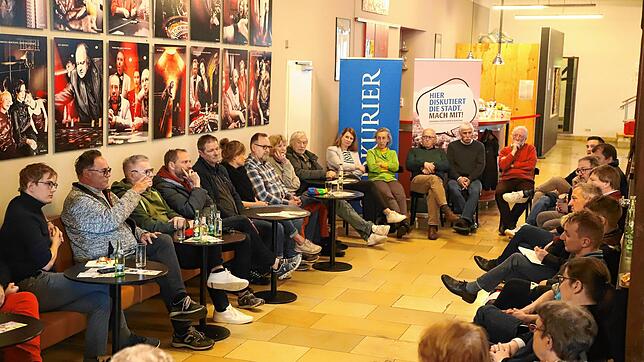 Eine Runde mit viel Konsens und ein paar Punkten, bei denen man weit auseinanderlag: Beim SÜDKURIER-Stadtgespräch im Foyer des Theaters ...