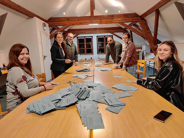 Im Besprechungssaal des Bauamtes werden die Briefwahlstimmen ausgezählt (von links): Fabienne Schindler, Gaby Gäng, Thomas Bendel, ...