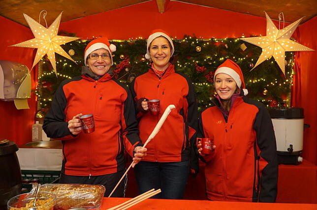 Svenja Book, Rahel Book und Jaqueline Felske servierten Glühwein mit Nikolausmütze. Bild: Gerold Bächle