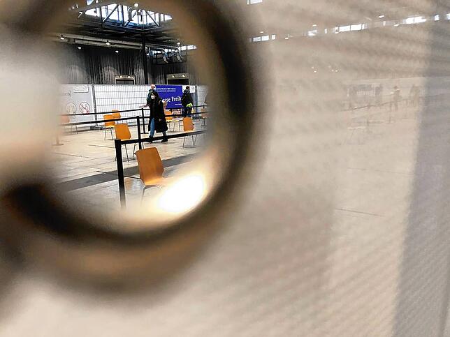 Bild 8: Erste Eindrücke aus dem Zentralen Impfzentrum in Freiburg