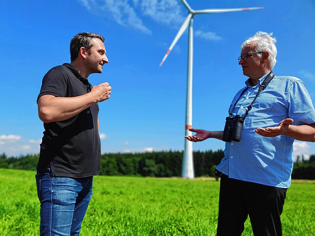 Volker Mayer-Lay und Jürgen Resch im Gespräch am Windrad in Hilpensberg