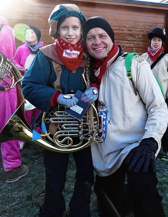 Beide strahlen als Musiker Mathias Reichmann seine Tochter Carla aus der Schule befreit.