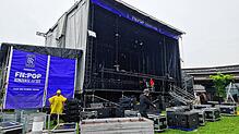 Die Bühne steht bereits, doch die Crew hat bis zum Start der Konzerte noch alle Hände voll zu tun. Spätestens dann soll auch das Wetter ...