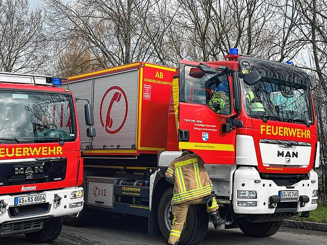 Einsatzfahrzeuge stehen bei dem Brand in Schwenningen bereit.